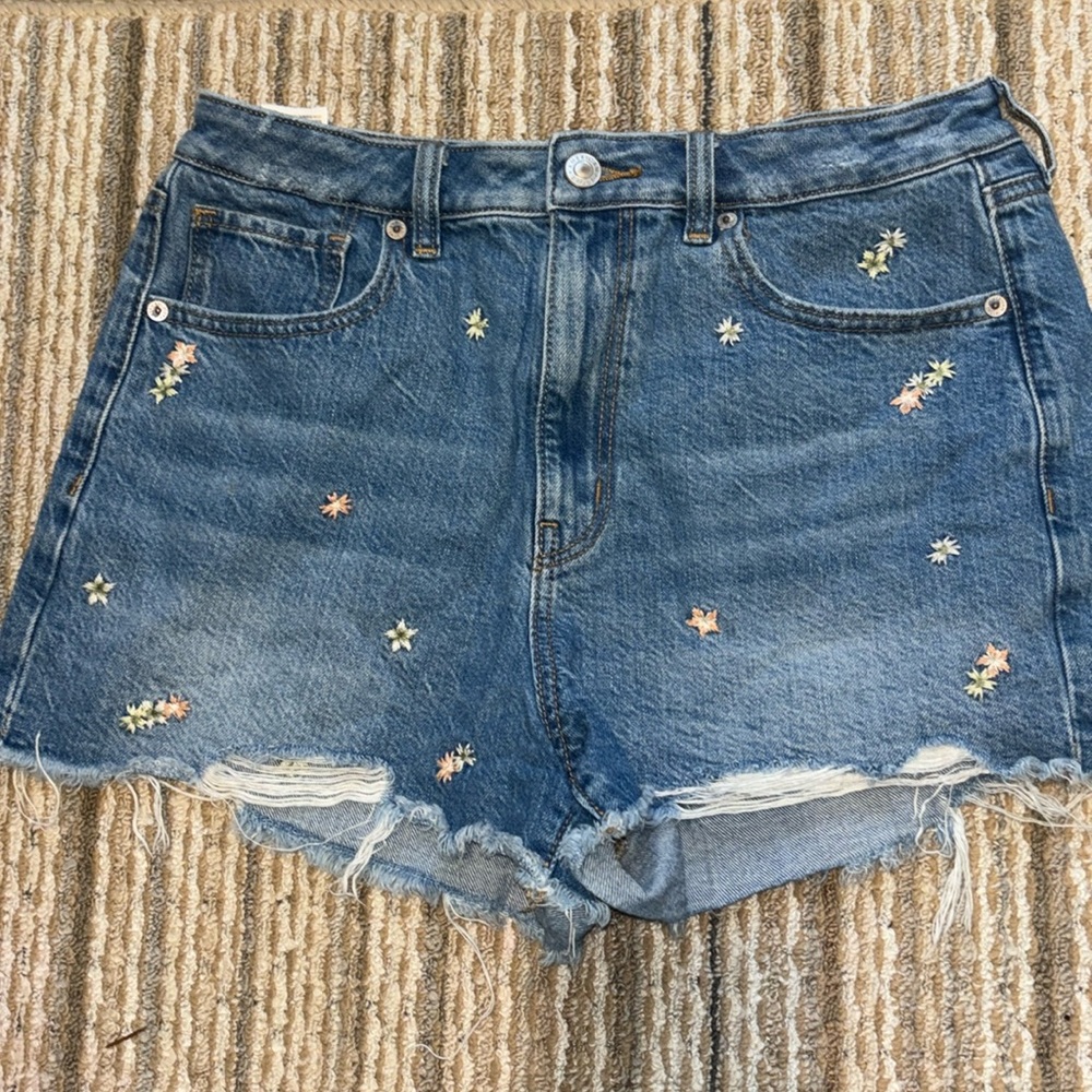 Embroidered denim shorts 🩵